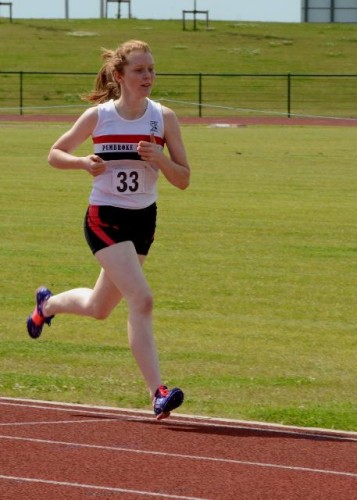 Flossie Dickinson in action in the 800m